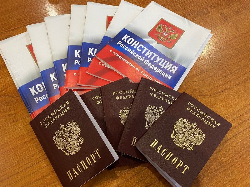 В историческом мультимедийном парке «Россия – Моя история» полицейские торжественно вручили паспорта выдающимся подросткам региона